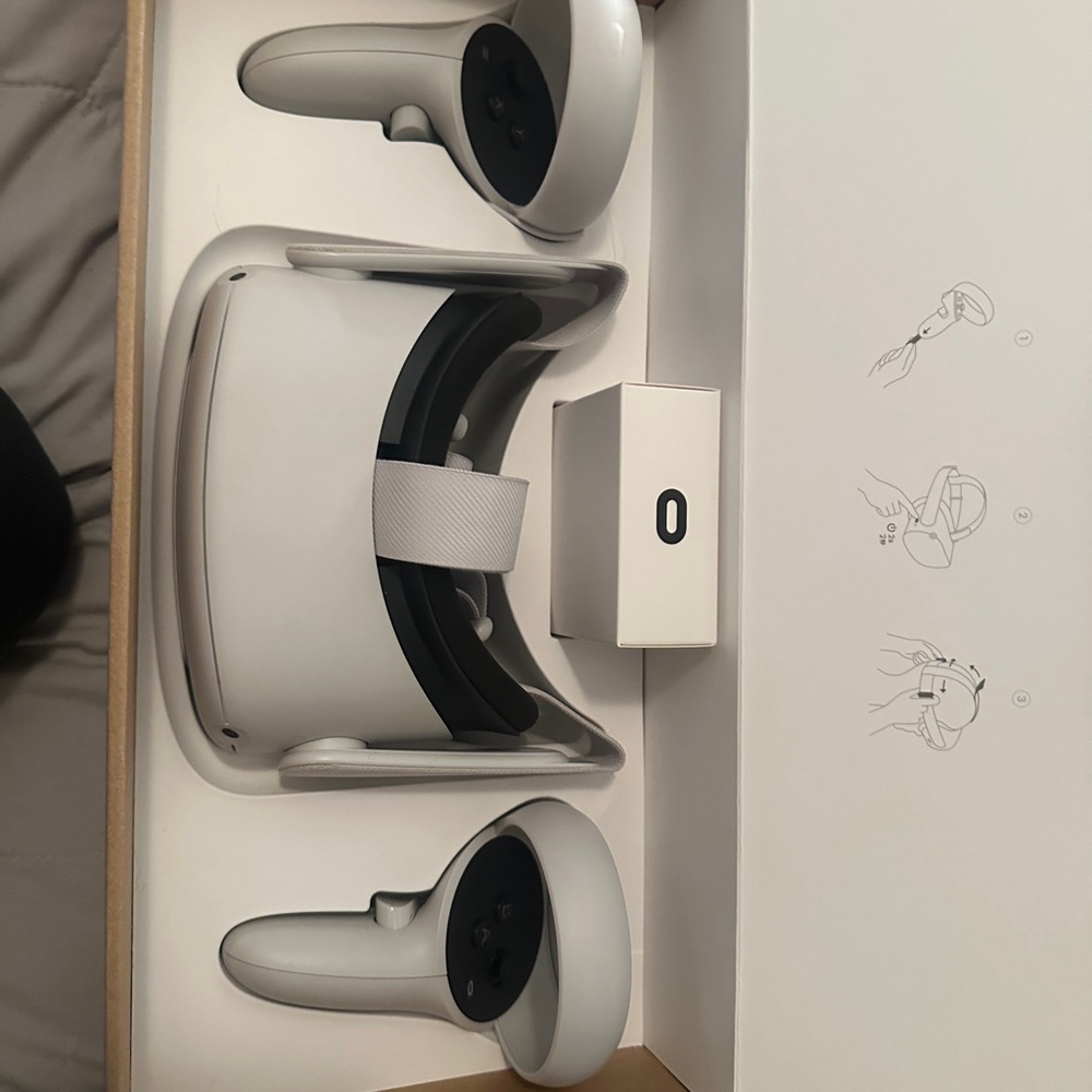 Oculus White VR Headset and Controllers